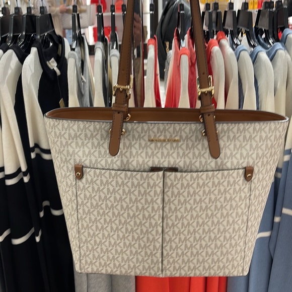 MICHAEL KORS JET SET TRAVEL MEDIUM DOUBLE POCKET TOTE 
VANILLA SIGNATURE NWT - Picture 9 of 16